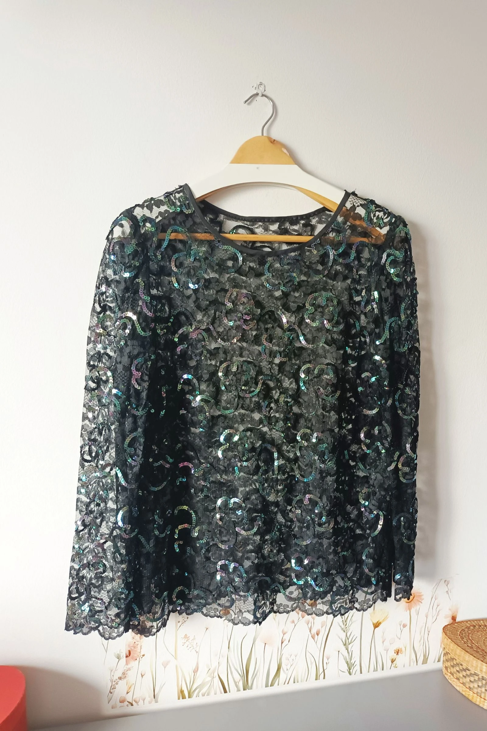 Blusa de Encaje Negra con Lentejuelas Holograficas Tornasol